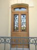 Porte d'entrée, imposte cintrée, réemploi des grilles.