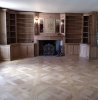 Bibliothèque en chêne et habillage de cheminée.